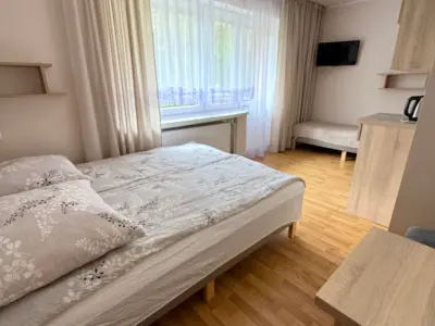 Pokoje Przy Skwerze w otoczeniu drzew - Noclegi Władysławowo, Pokoje gościnne - miniatura 1