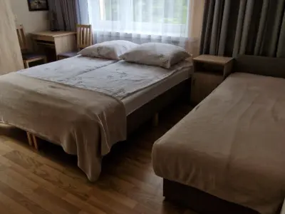 Pokoje Przy Skwerze w otoczeniu drzew - Noclegi Władysławowo, Pokoje gościnne - miniatura 3