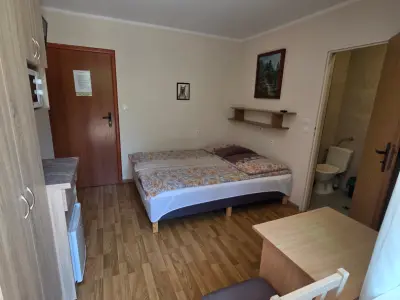 Pokoje Przy Skwerze w otoczeniu drzew - Noclegi Władysławowo, Pokoje gościnne - miniatura 2